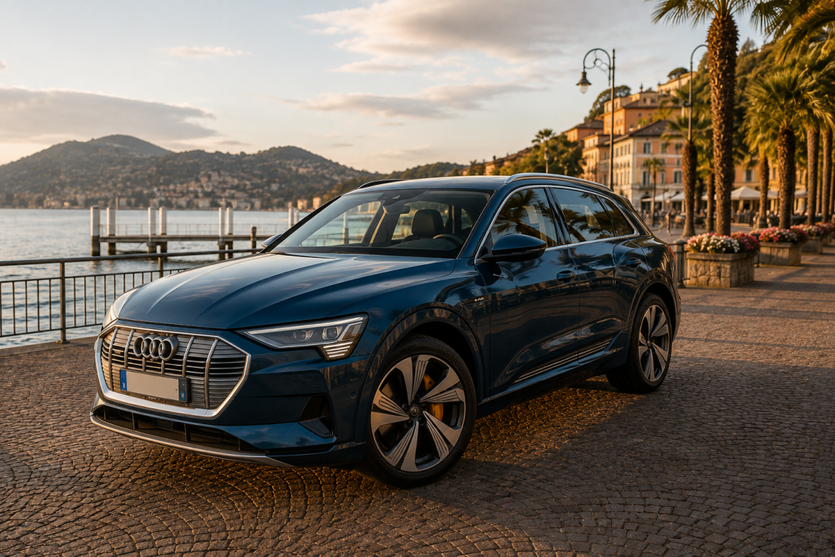 Синій електричний кросовер Audi e-tron припаркований на набережній біля озера